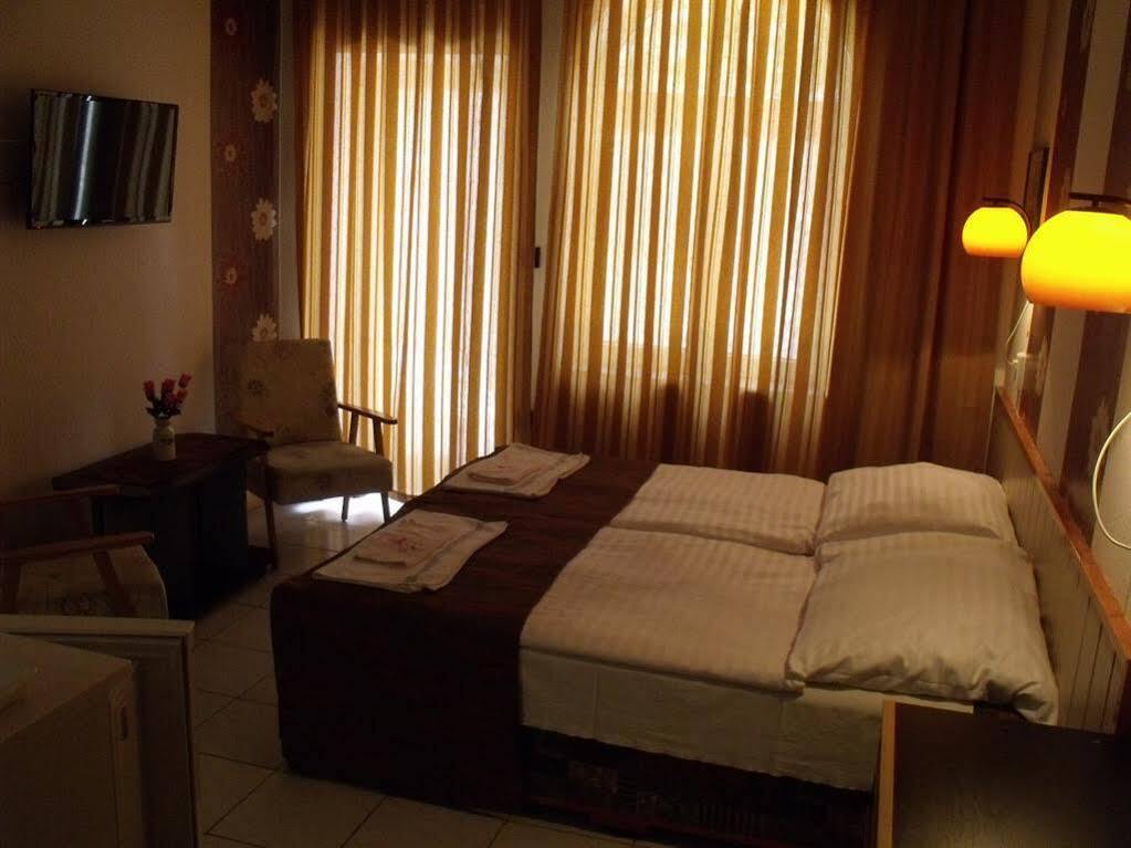 Korona Panzio Bed & Breakfast Balatonfured Bagian luar foto